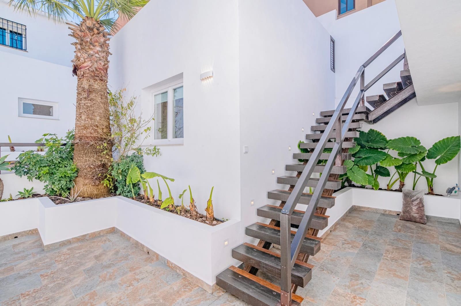 3 bedroom Villa for sale in Cajar with pool garage - € 399,000 (Ref: 9723794)