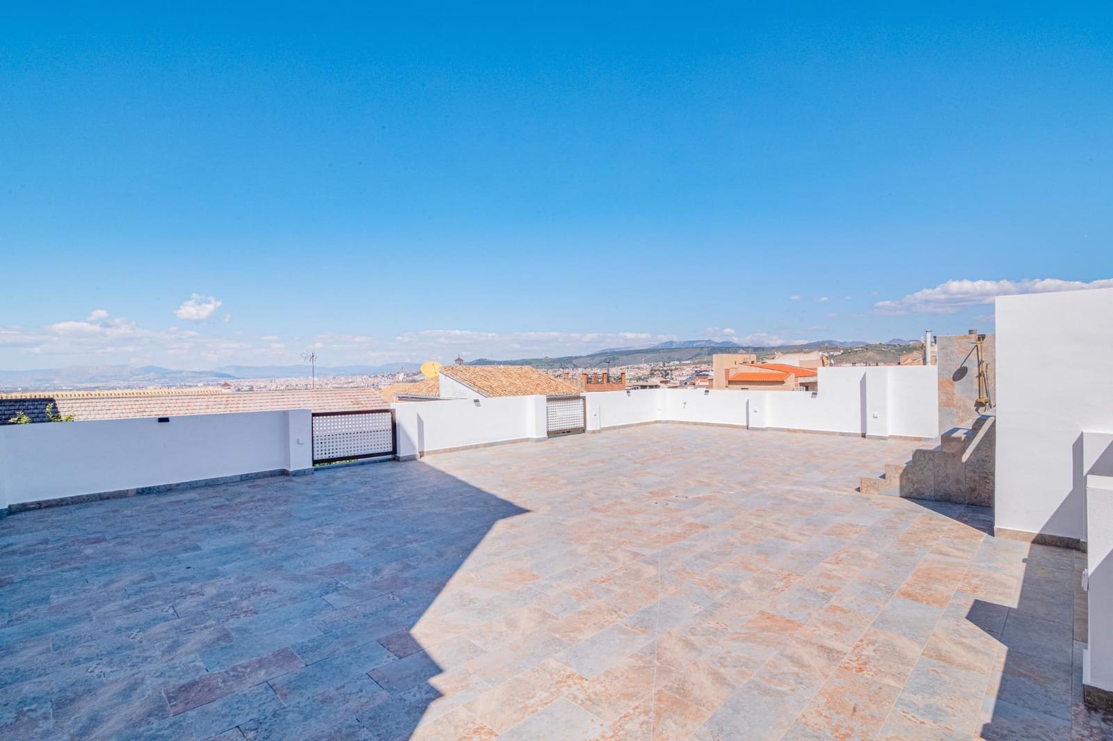 3 bedroom Villa for sale in Cajar with pool garage - € 399,000 (Ref: 9723794)