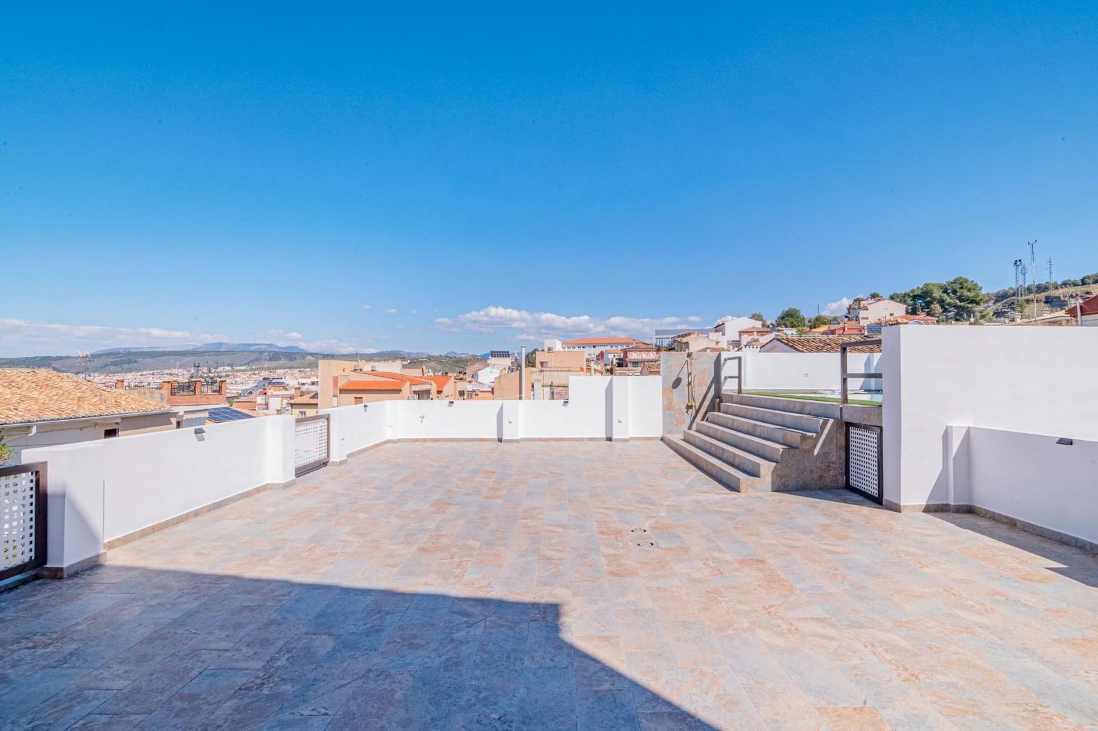 3 bedroom Villa for sale in Cajar with pool garage - € 399,000 (Ref: 9723794)