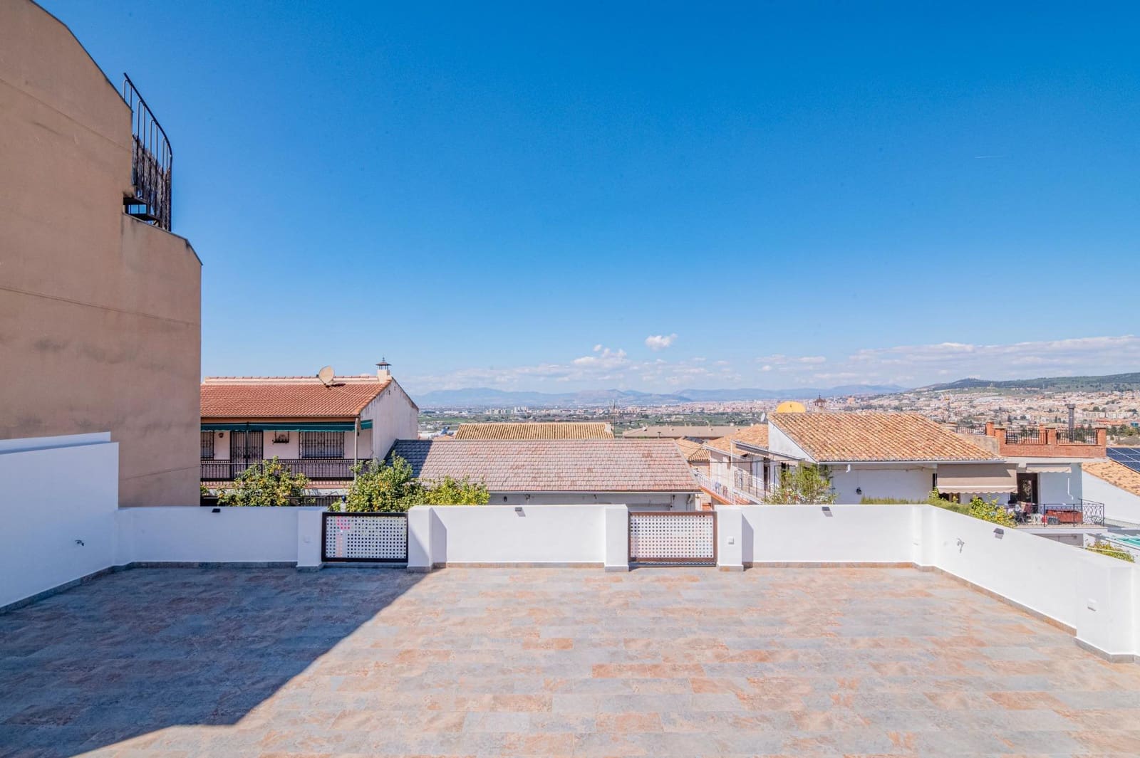 3 bedroom Villa for sale in Cajar with pool garage - € 399,000 (Ref: 9723794)