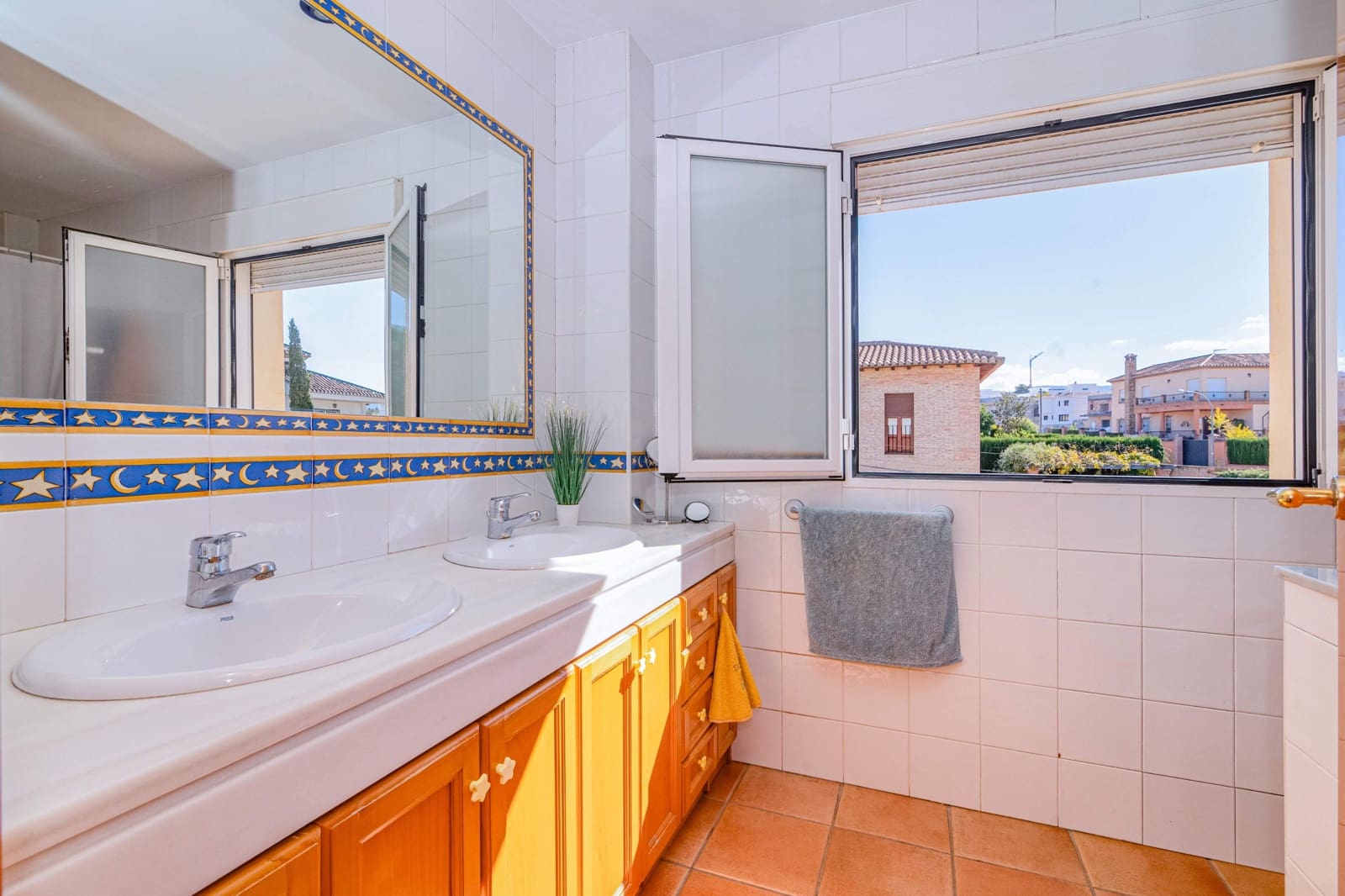 7 bedroom Villa for sale in La Zubia - € 450,000 (Ref: 9723799)