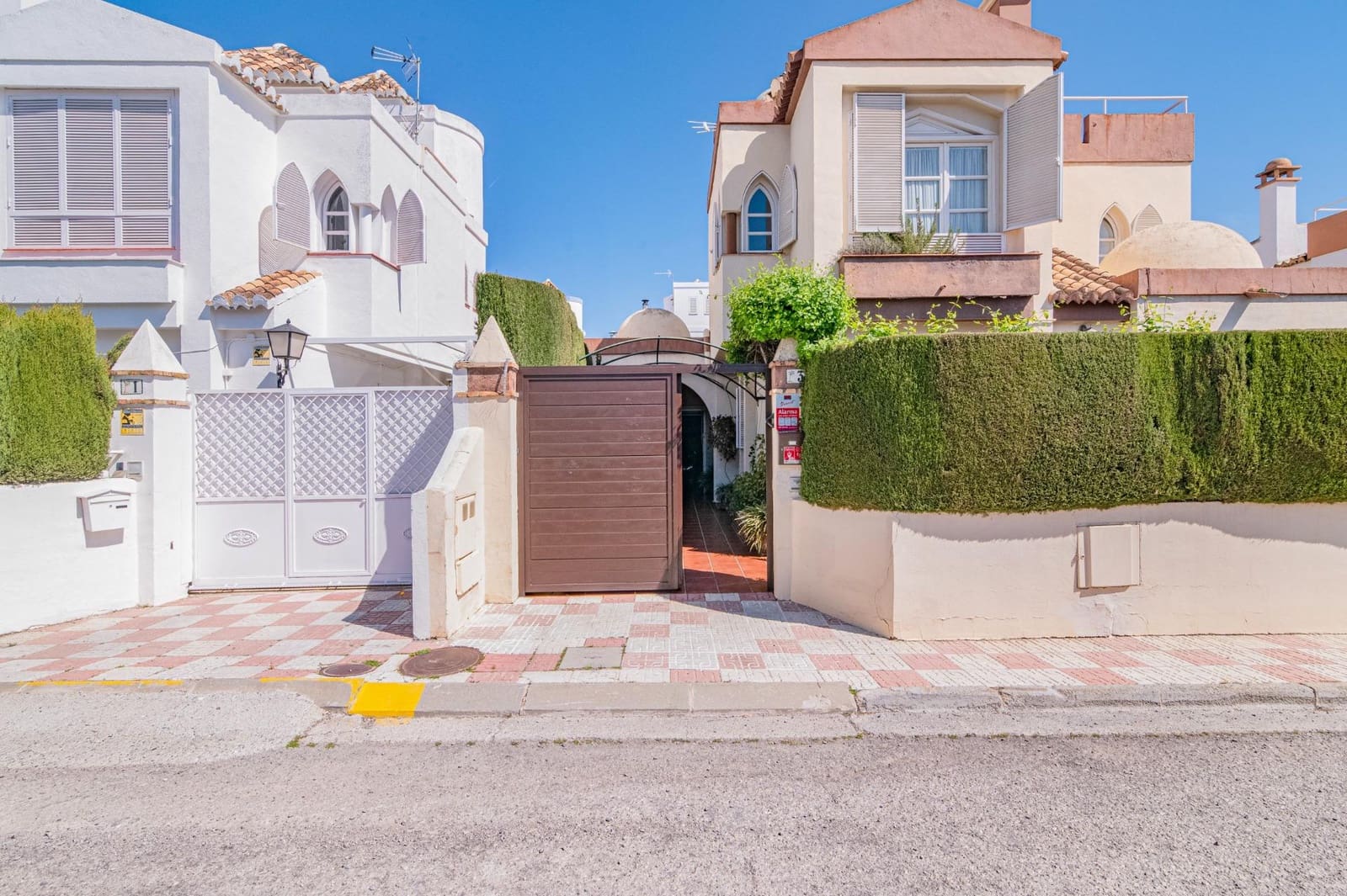 4 bedroom Villa for sale in Albolote with pool garage - € 339,000 (Ref: 9726710)