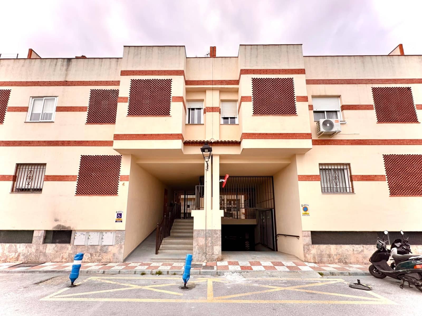 2 bedroom Flat for sale in Churriana de la Vega with pool - € 169,000 (Ref: 9770712)