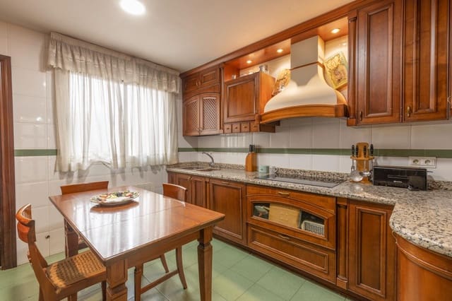 4 soveværelse Lejlighed til salg i Pajaritos - Plaza de Toros, Granada by med garage - € 435.000 (Ref: 9780665)