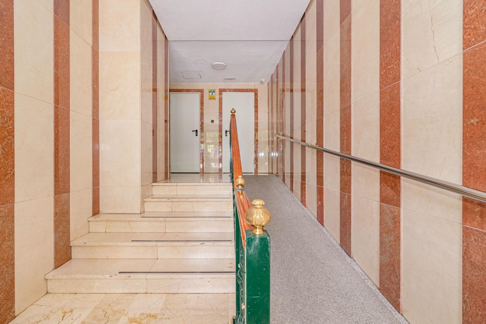 Piso de 3 habitaciones en Granada ciudad en venta - 299.900 € (Ref: 9799367)