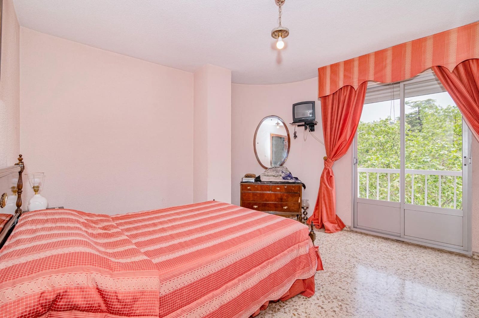 Piso de 3 habitaciones en Granada ciudad en venta - 299.900 € (Ref: 9799367)