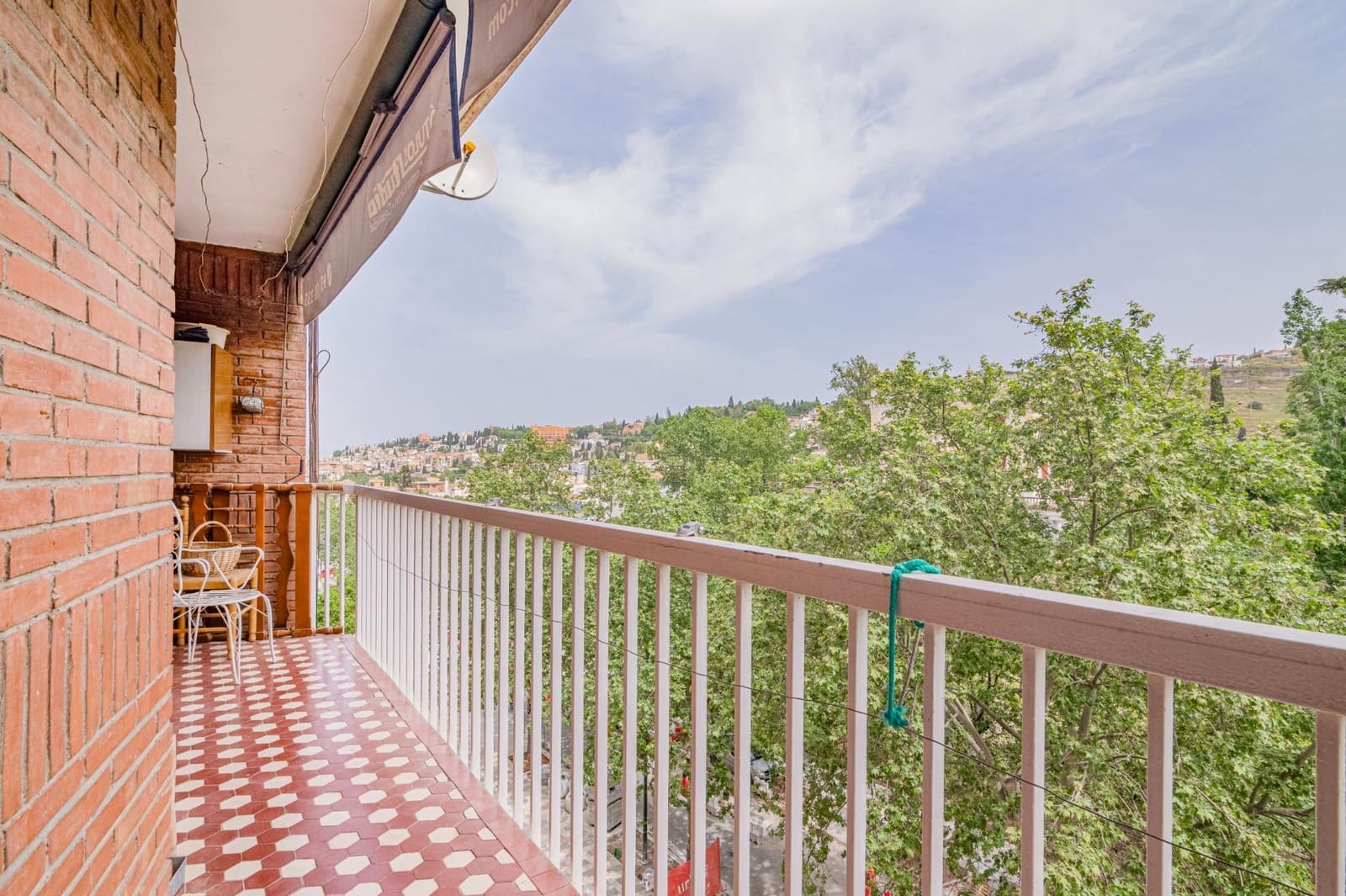 Piso de 3 habitaciones en Granada ciudad en venta - 299.900 € (Ref: 9799367)