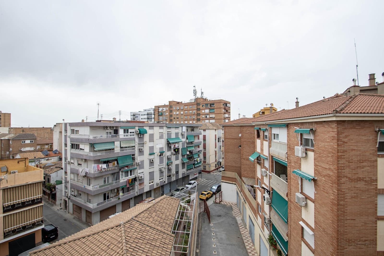 3 slaapkamer Flat te huur in Granada stad - € 750 (Ref: 9799368)