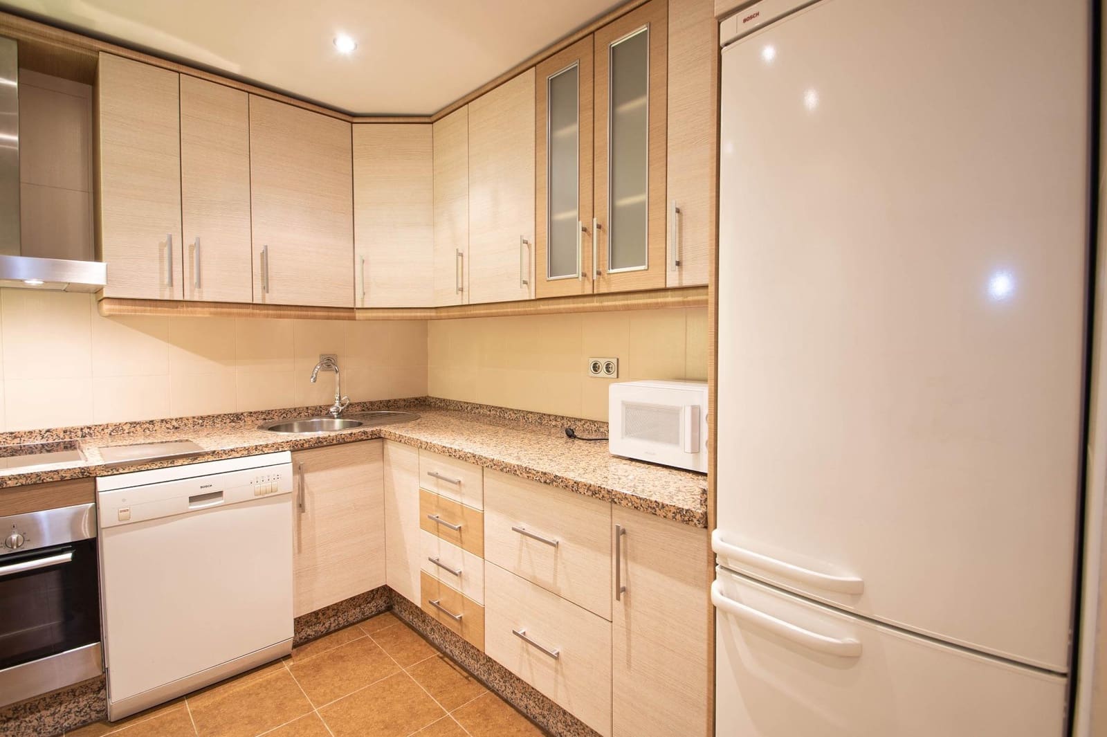 3 slaapkamer Flat te huur in Granada stad - € 750 (Ref: 9799368)