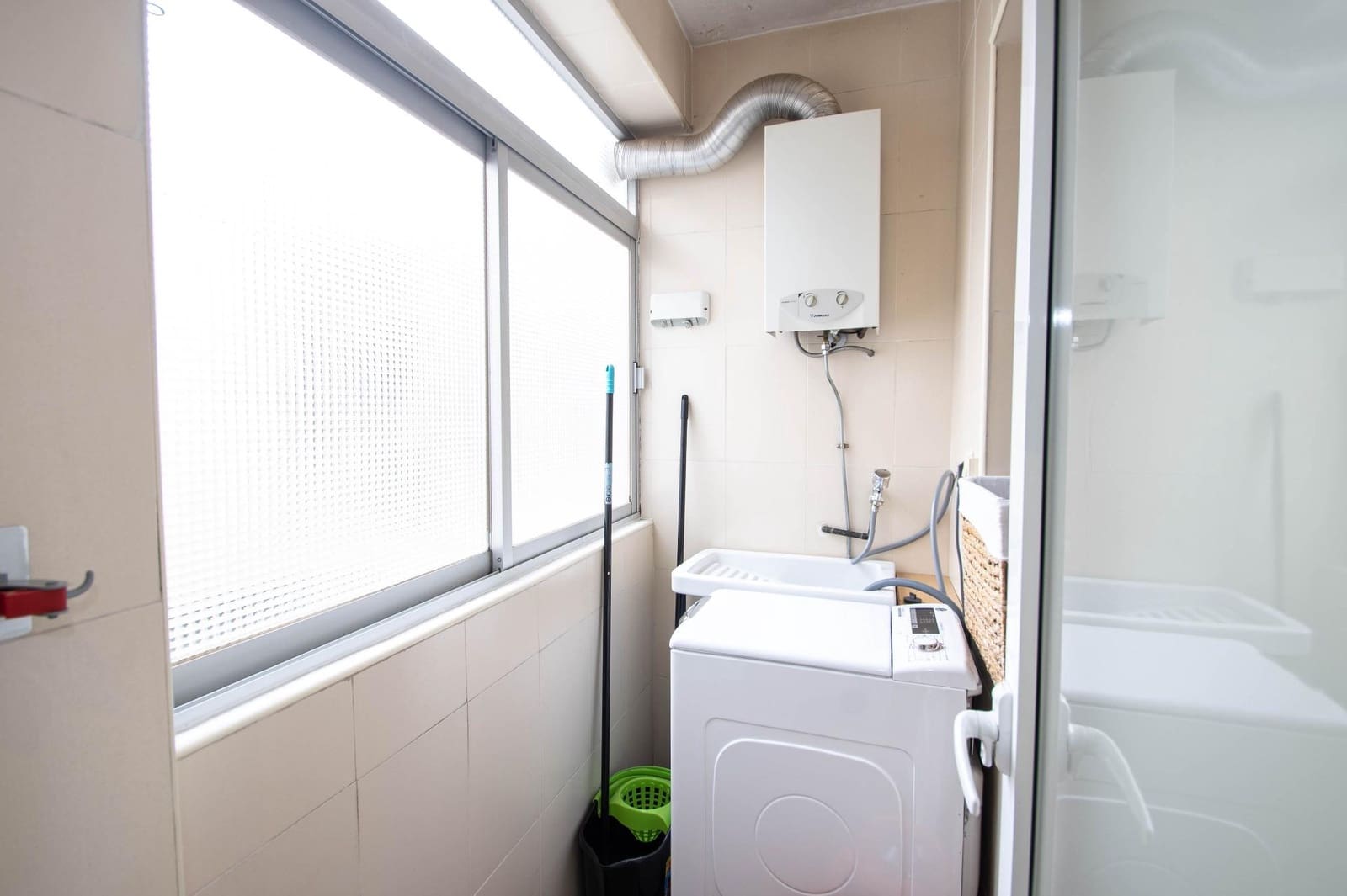 3 slaapkamer Flat te huur in Granada stad - € 750 (Ref: 9799368)