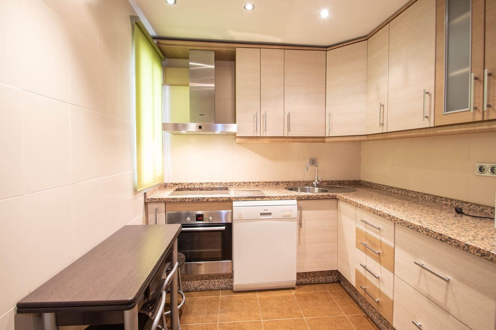 3 slaapkamer Flat te huur in Granada stad - € 750 (Ref: 9799368)