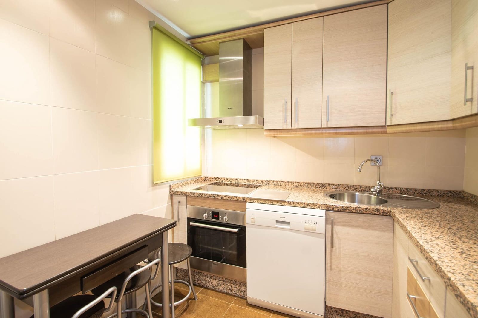 3 slaapkamer Flat te huur in Granada stad - € 750 (Ref: 9799368)