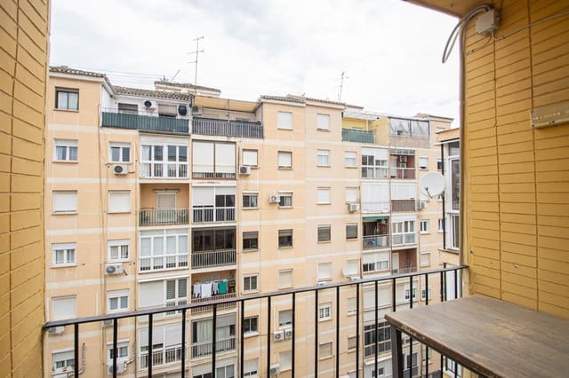3 bedroom Flat for sale in Camino de Ronda - Rosaleda, Granada city - € 220,000 (Ref: 9804368)