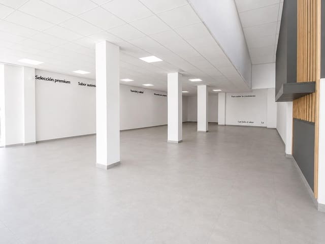 Local Comercial de 4 habitaciones en Motril en venta - 420.000 € (Ref: 9878927)