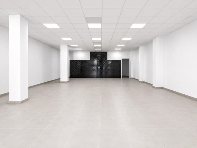 Local Comercial de 4 habitaciones en Motril en venta - 420.000 € (Ref: 9878927)