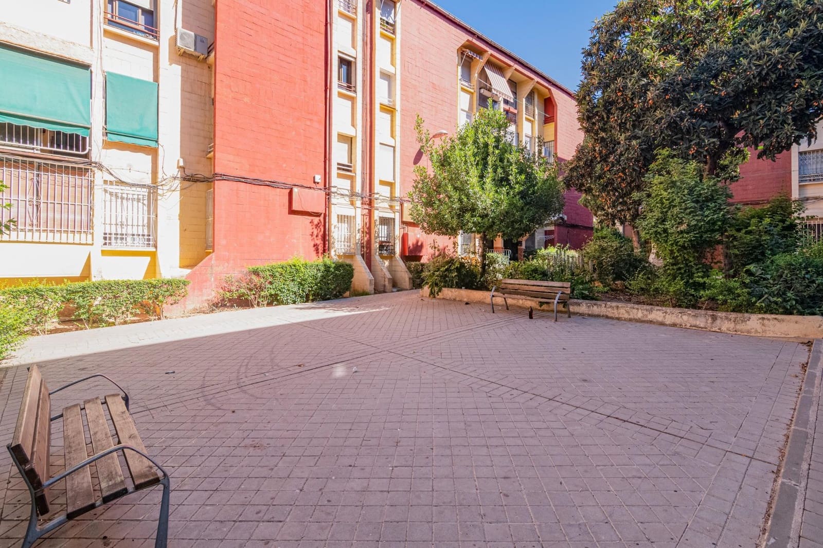 5 bedroom Flat for sale in Granada city - € 135,000 (Ref: 9892435)