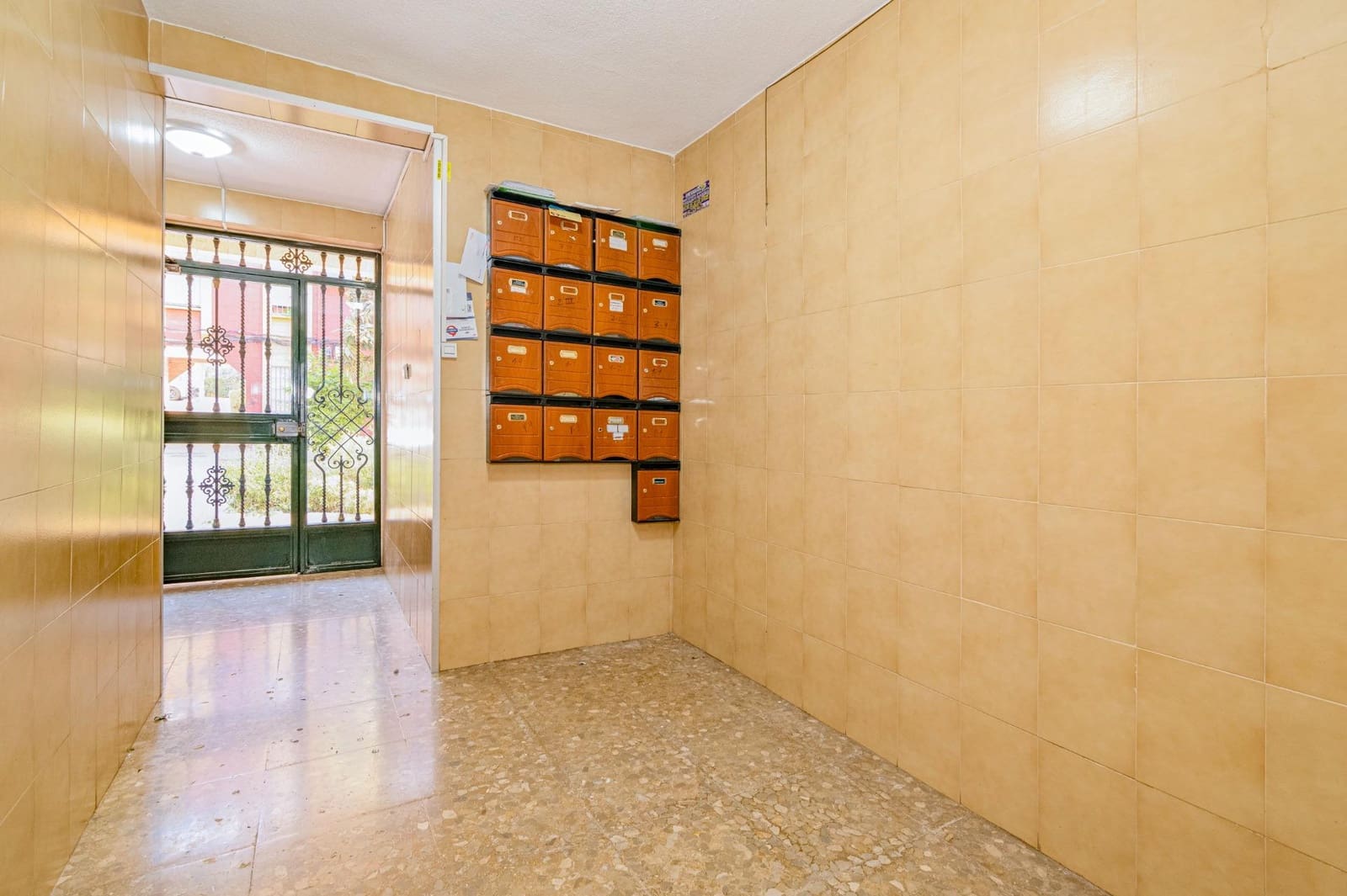 5 bedroom Flat for sale in Granada city - € 135,000 (Ref: 9892435)