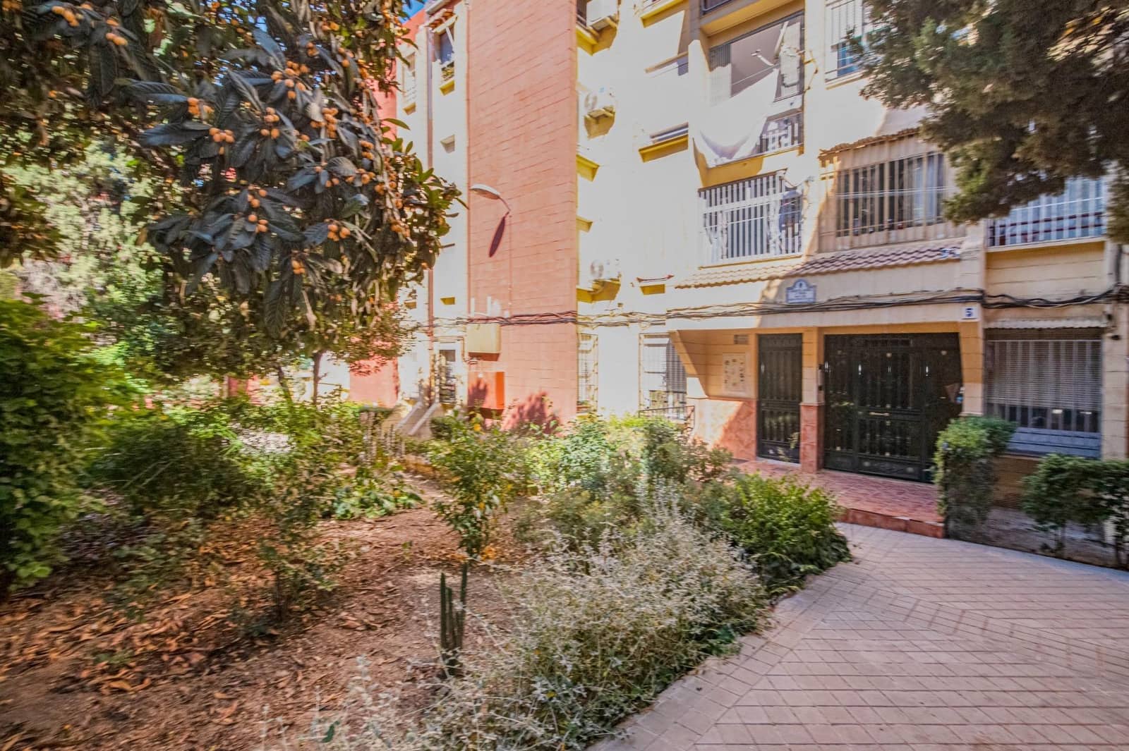 5 bedroom Flat for sale in Granada city - € 135,000 (Ref: 9892435)