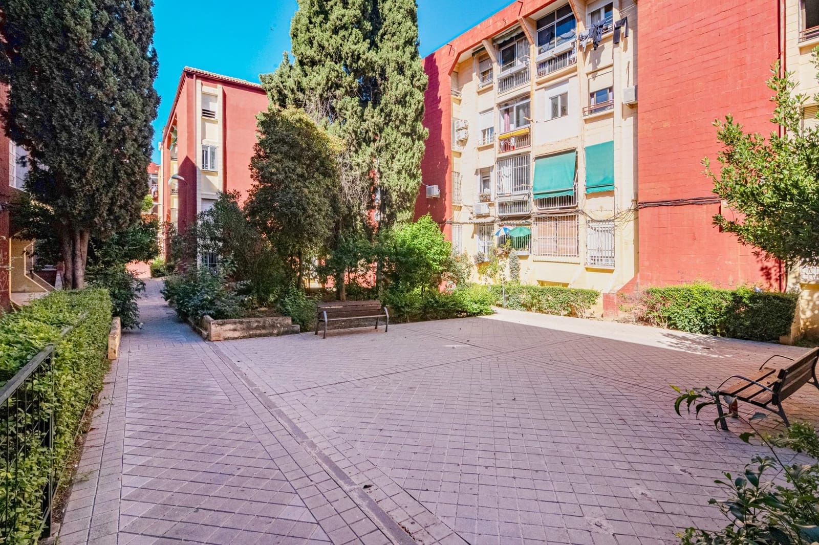 5 bedroom Flat for sale in Granada city - € 135,000 (Ref: 9892435)