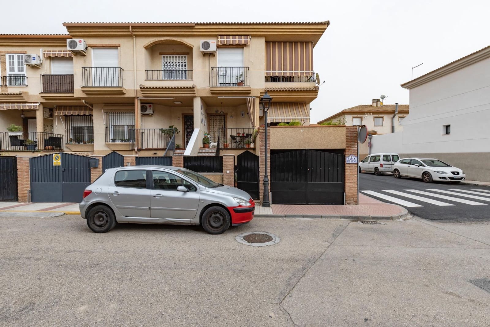 3 bedroom Semi-detached Villa for sale in Atarfe with garage - € 285,000 (Ref: 9911138)