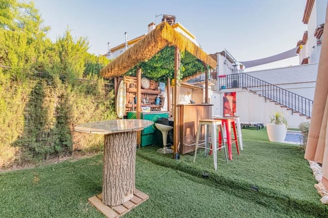 5 slaapkamer Halfvrijstaande villa te koop in Peligros met zwembad garage - € 420.000 (Ref: 9913236)
