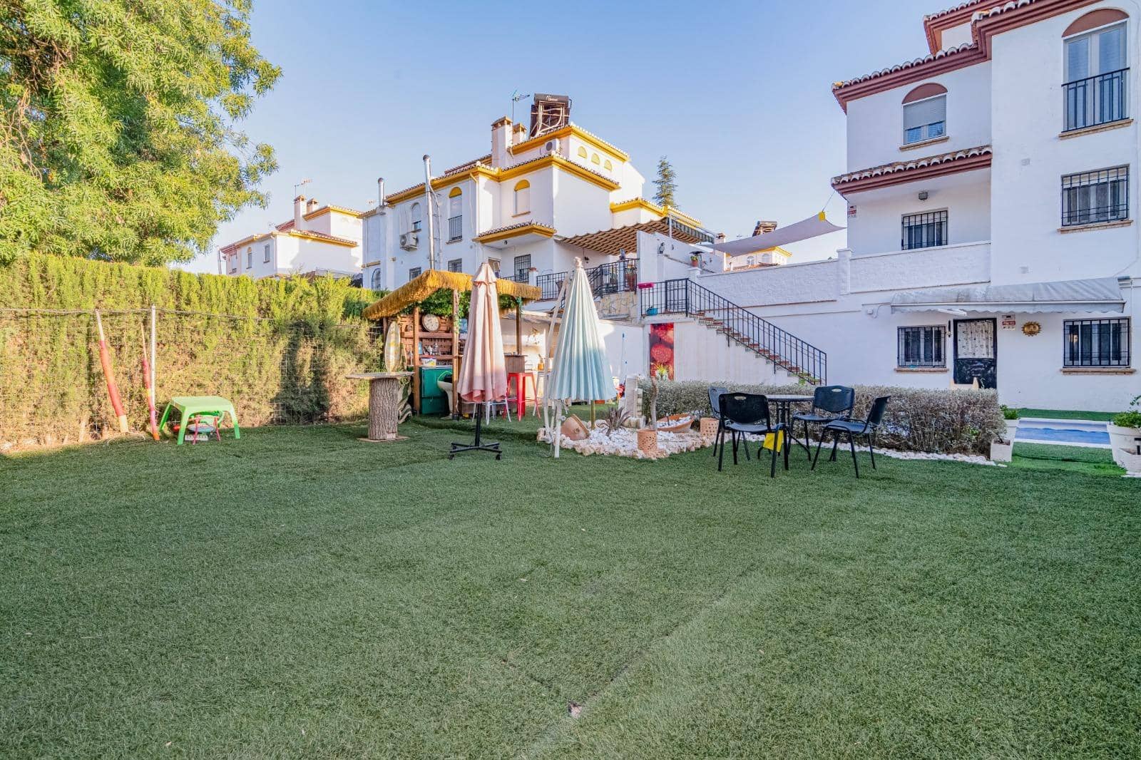 5 bedroom Semi-detached Villa for sale in Peligros with pool garage - € 420,000 (Ref: 9913236)