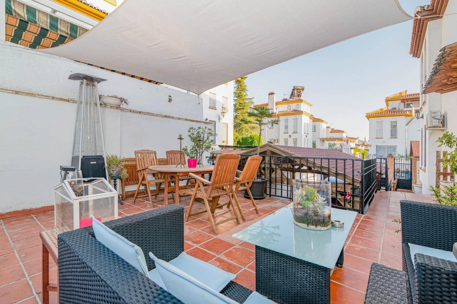 5 bedroom Semi-detached Villa for sale in Peligros with pool garage - € 420,000 (Ref: 9913236)