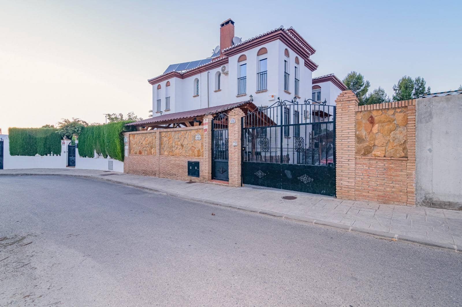 5 bedroom Semi-detached Villa for sale in Peligros with pool garage - € 420,000 (Ref: 9913236)