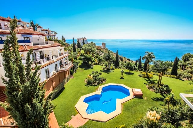 2 sovrum Semi-fristående Villa till salu i Nerja med pool garage - 395 000 € (Ref: 9209240)