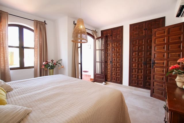 2 makuuhuone Huvila myytävänä paikassa Nerja mukana uima-altaan - 475 000 € (Ref: 9635043)