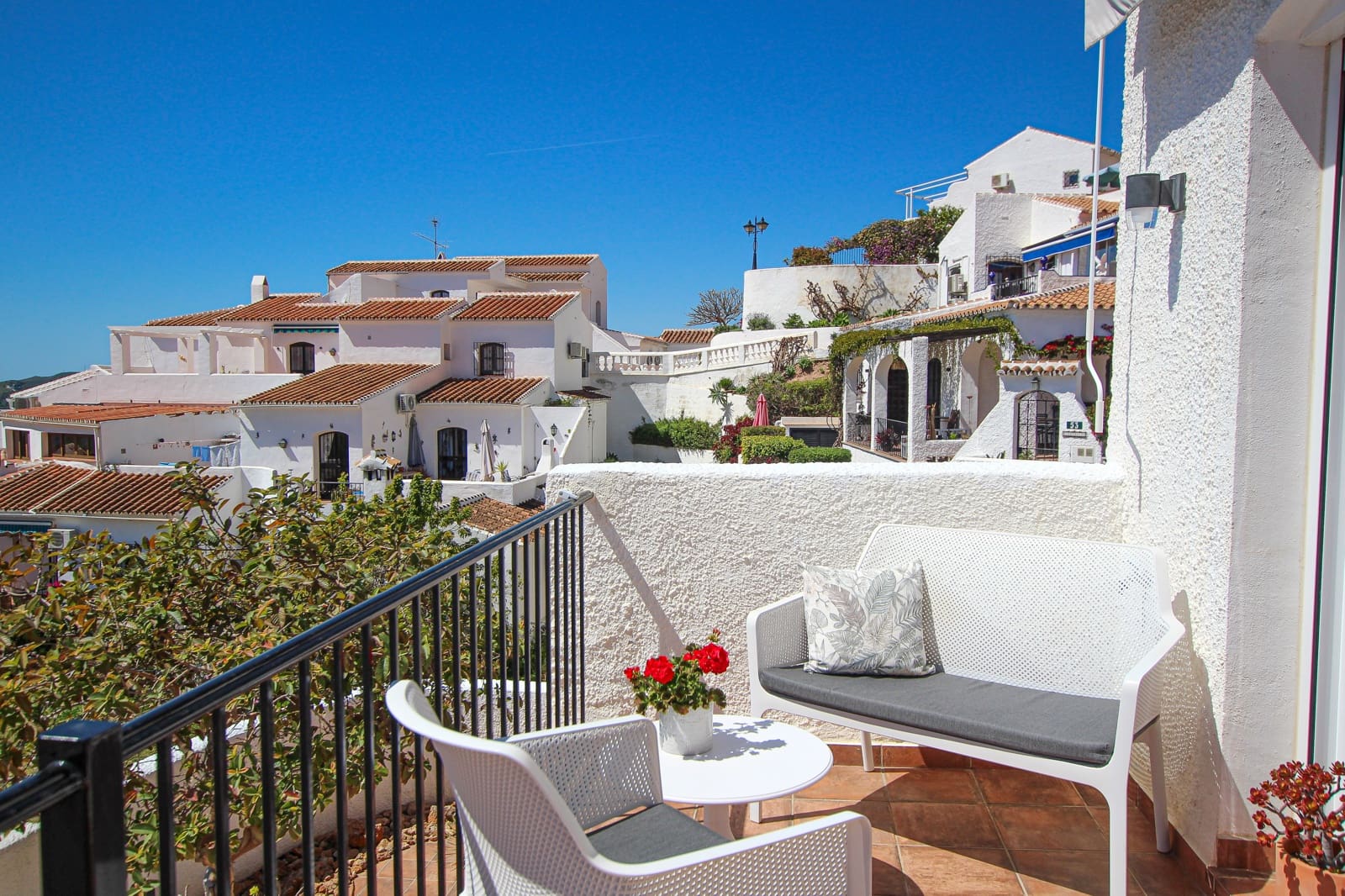 2 bedroom Townhouse for sale in Nerja with pool - € 570,000 (Ref: 9737170)