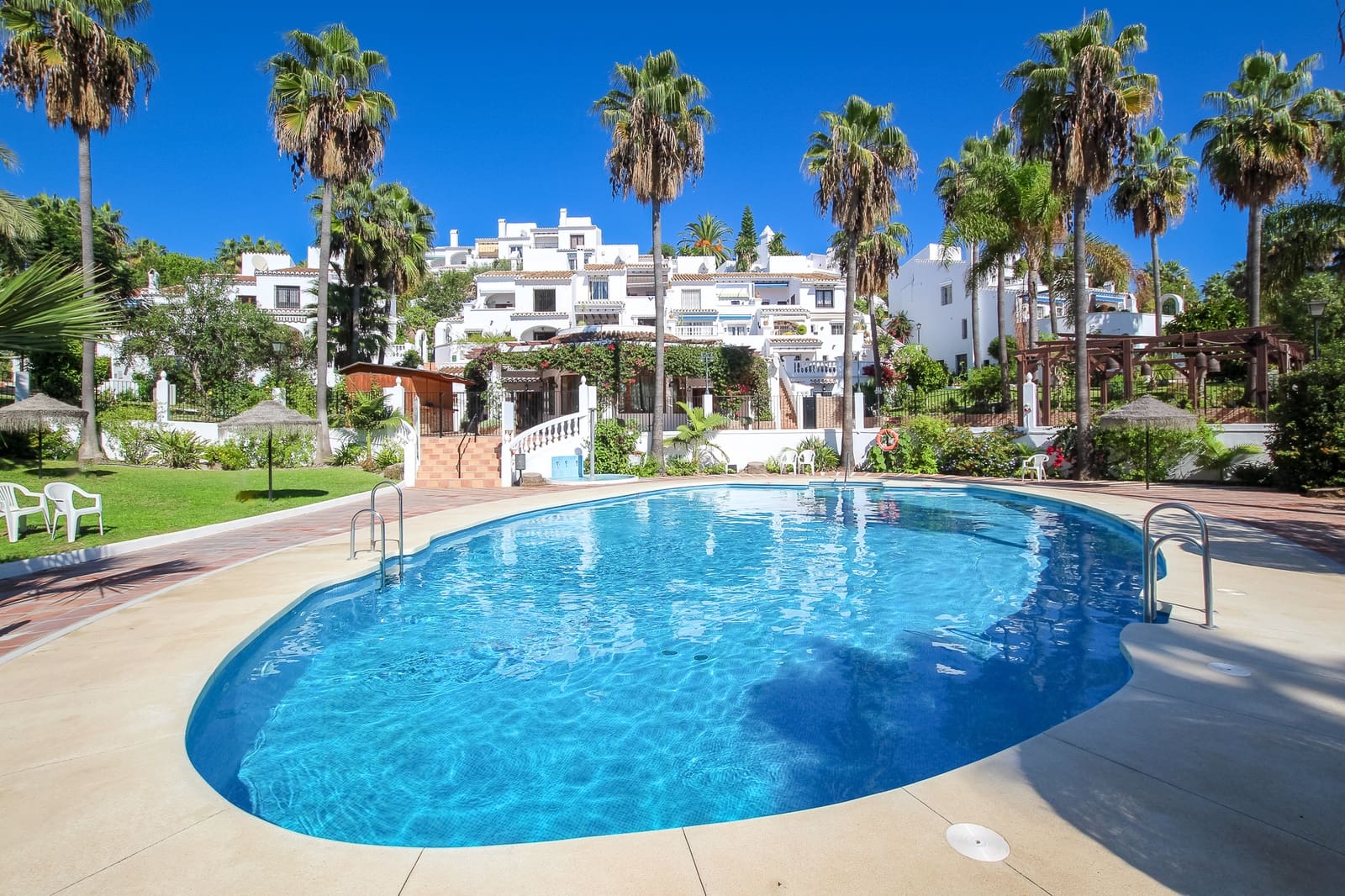 2 makuuhuone Huoneisto myytävänä paikassa Nerja mukana uima-altaan - 345 000 € (Ref: 9778973)