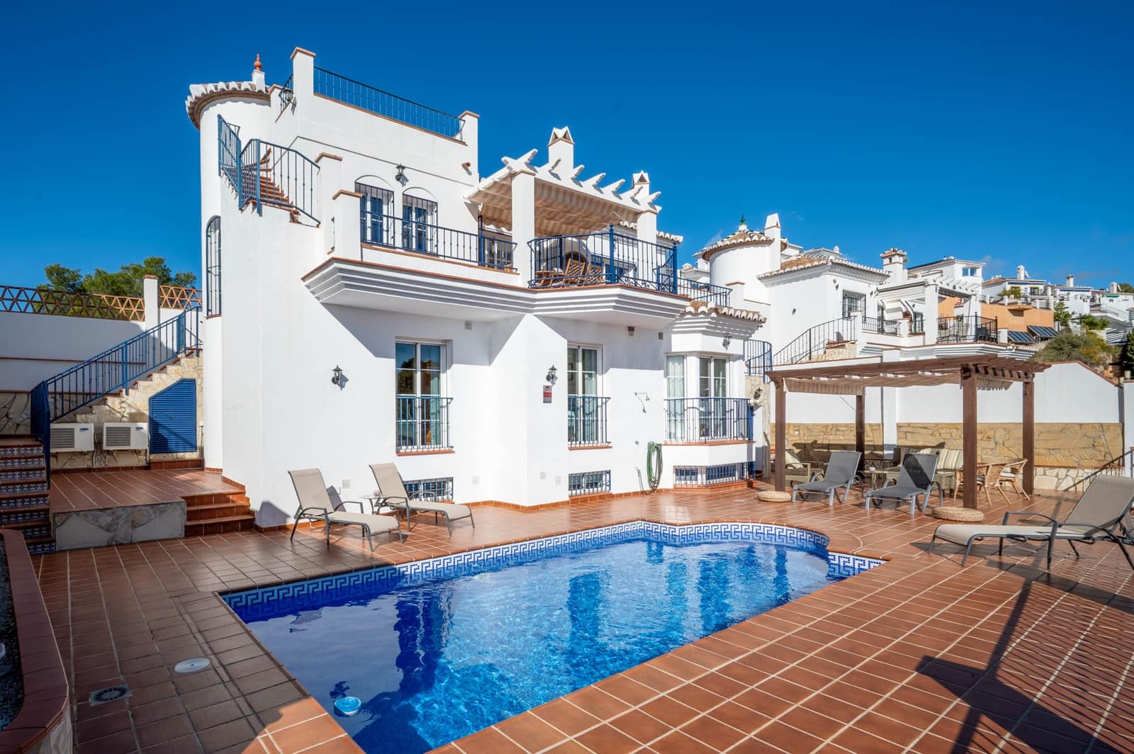 6 soveværelse Villa til salg i Nerja med swimmingpool garage - € 1.150.000 (Ref: 9829561)