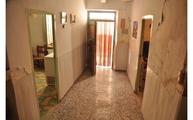 6 soveværelse Byhus til salg i Perales del Alfambra - € 53.000 (Ref: 6504422)