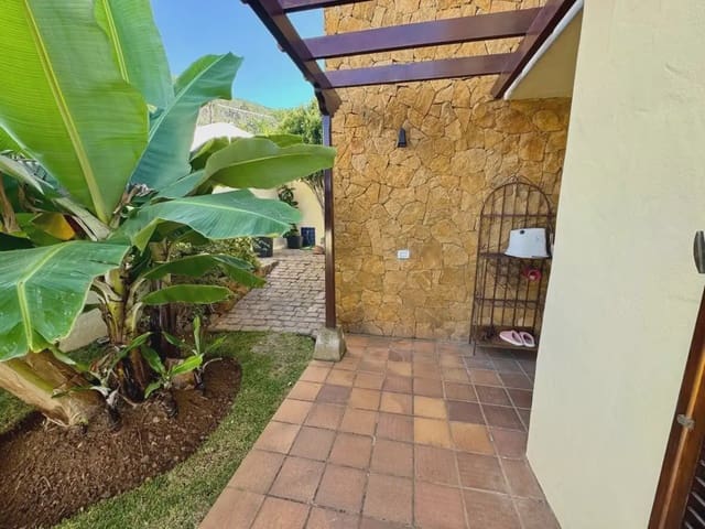 3 bedroom Villa for sale in El Sauzal with garage - € 620,000 (Ref: 10021876)