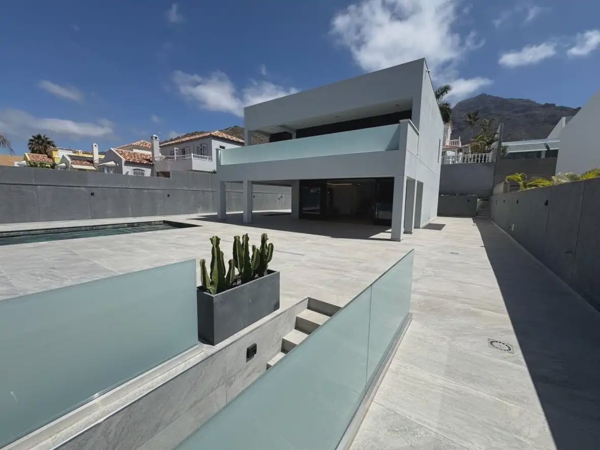 Chalet de 4 habitaciones en Adeje en venta con garaje - 1.850.000 € (Ref: 10021887)