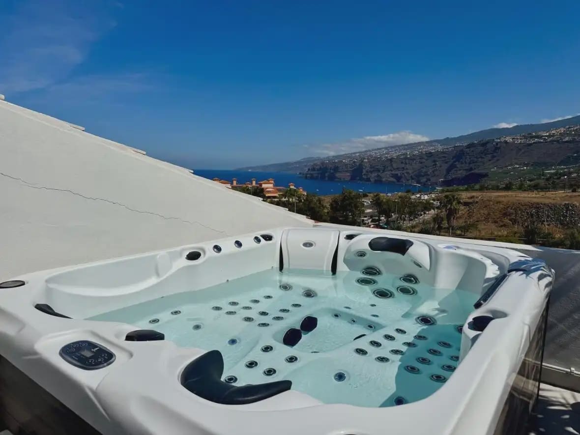 Adosado de 4 habitaciones en Puerto de la Cruz en venta con garaje - 1.100.000 € (Ref: 10021889)