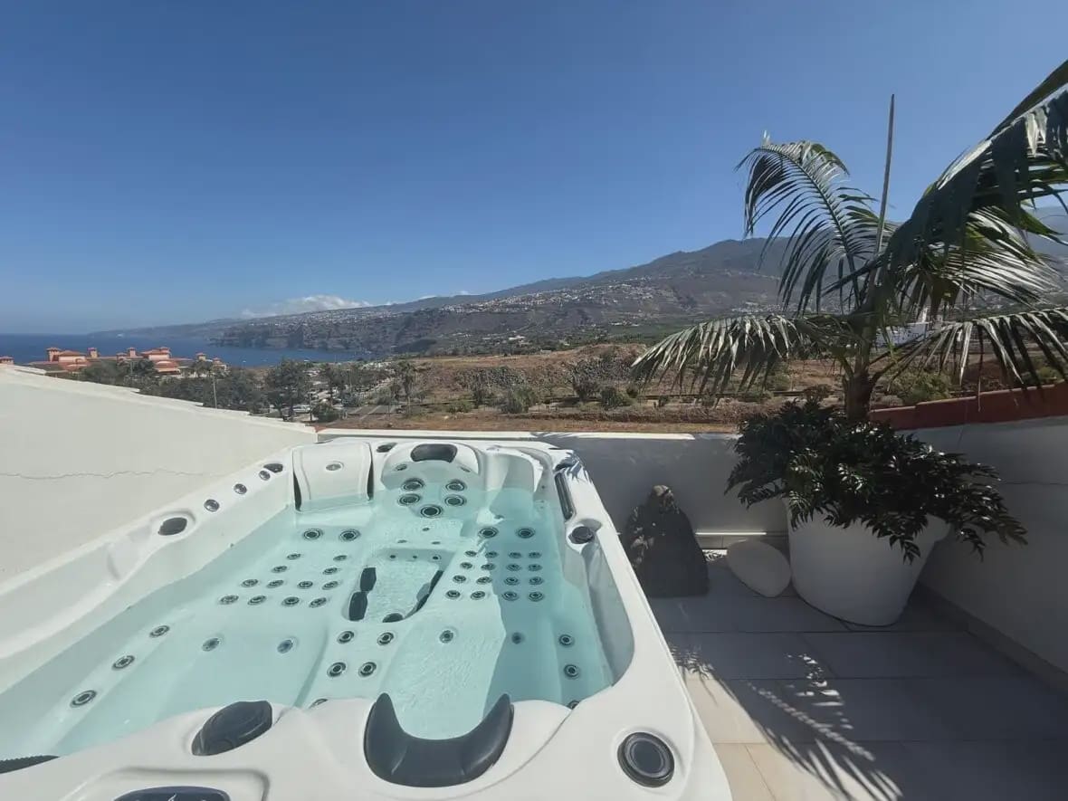 Adosado de 4 habitaciones en Puerto de la Cruz en venta con garaje - 1.100.000 € (Ref: 10021889)