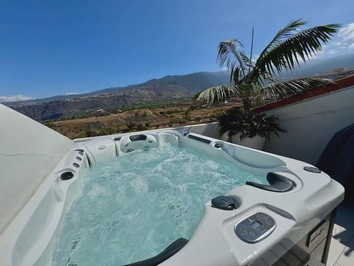 Adosado de 4 habitaciones en Puerto de la Cruz en venta con garaje - 1.100.000 € (Ref: 10021889)