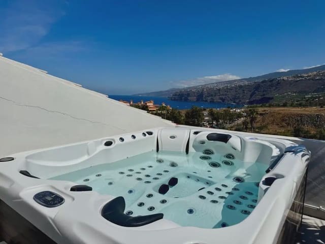 Adosado de 4 habitaciones en Puerto de la Cruz en venta con garaje - 1.100.000 € (Ref: 10021889)
