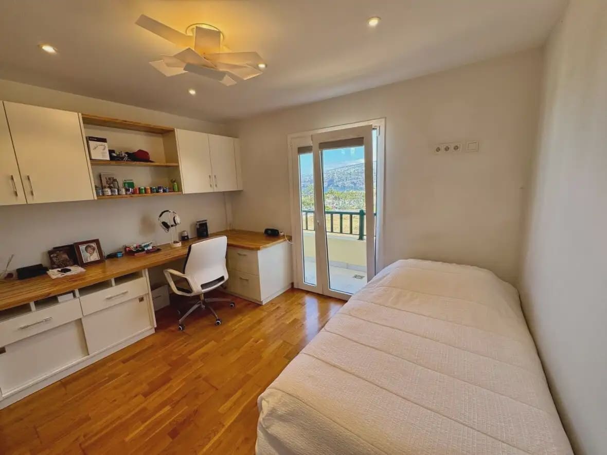 Adosado de 4 habitaciones en Puerto de la Cruz en venta con garaje - 1.100.000 € (Ref: 10021889)