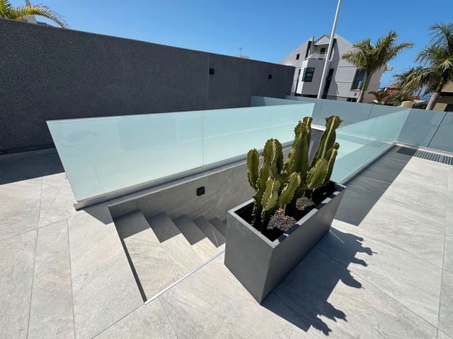 4 bedroom Villa for sale in Torviscas Centro y Alto, Adeje with pool garage - € 1,850,000 (Ref: 9227758)