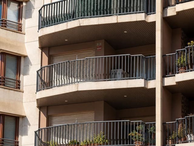 5 bedroom Flat for sale in Figueres - € 195,500 (Ref: 10037539)