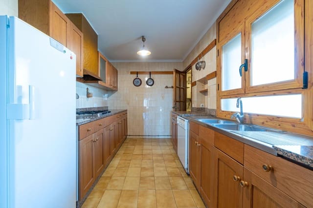 6 soveværelse Villa til salg i Sant Pere Pescador med garage - € 519.000 (Ref: 10136208)