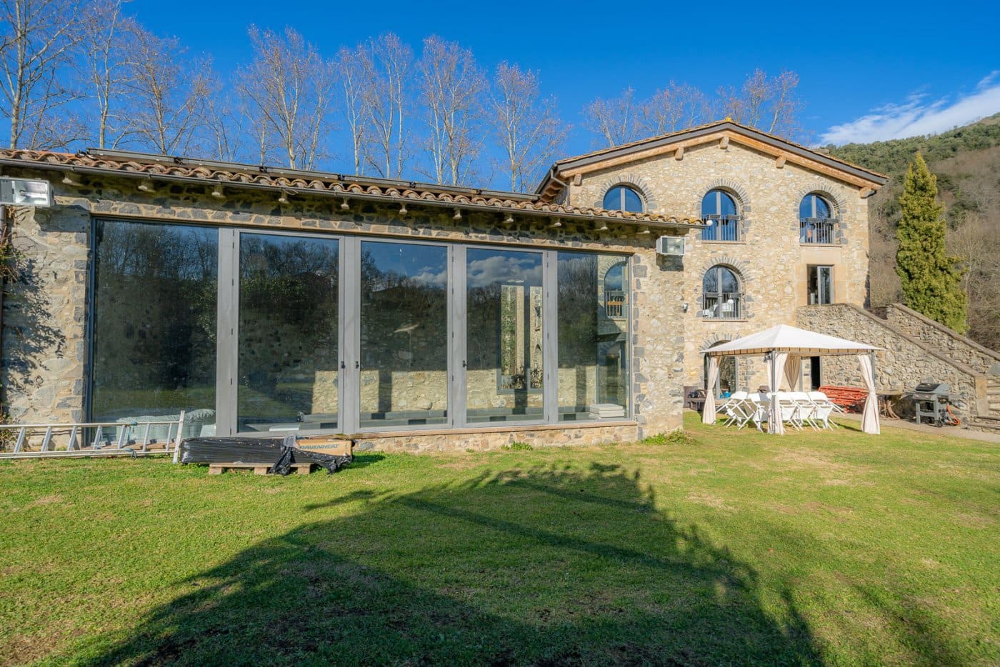 3 soveværelse Finca/Landehus til salg i Sant Joan les Fonts med swimmingpool garage - € 1.250.000 (Ref: 7851908)