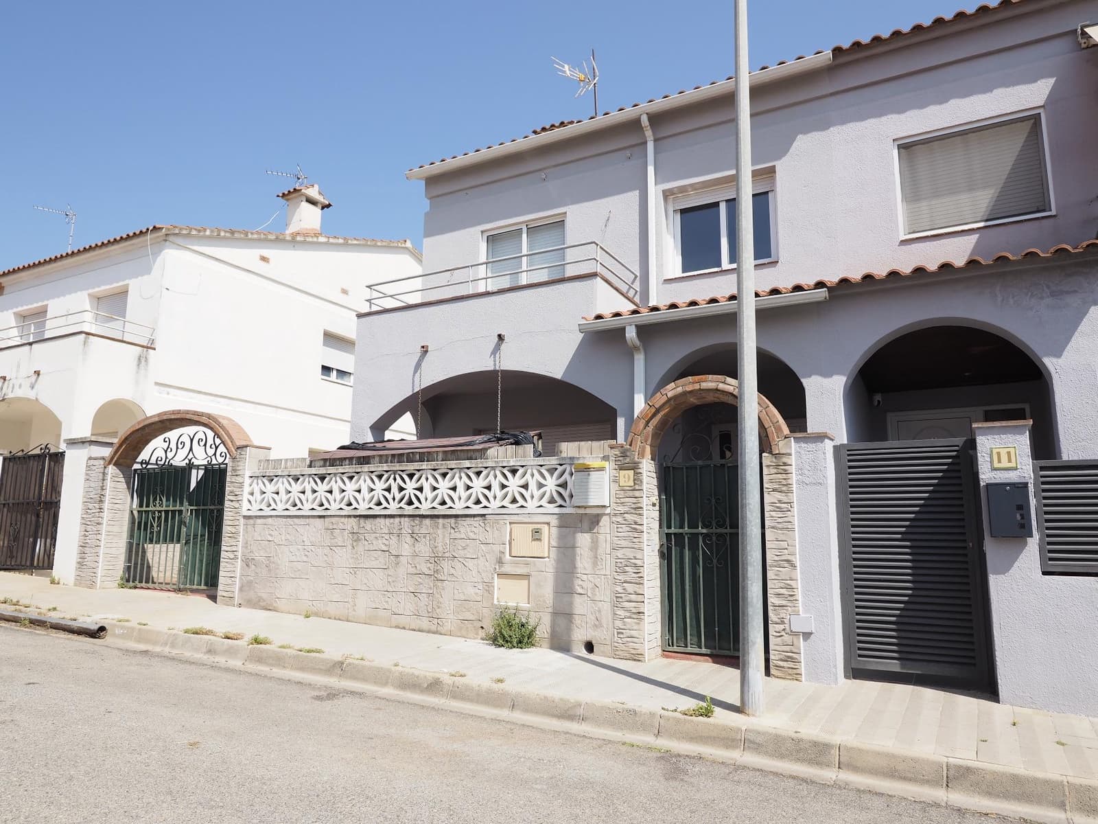 5 soveværelse Rækkehus til salg i Vilafant med garage - € 345.000 (Ref: 9102997)