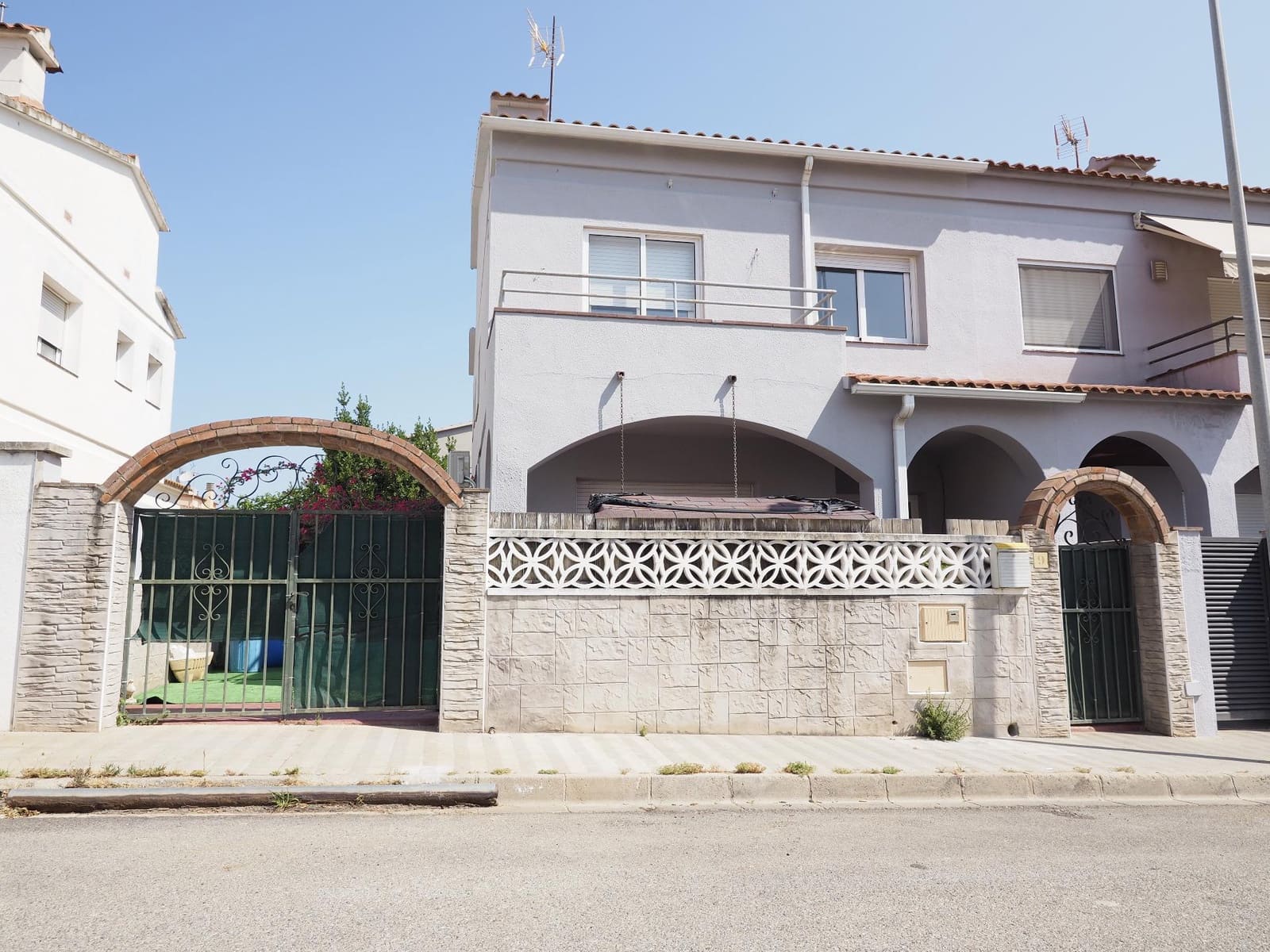 5 soveværelse Rækkehus til salg i Vilafant med garage - € 345.000 (Ref: 9102997)