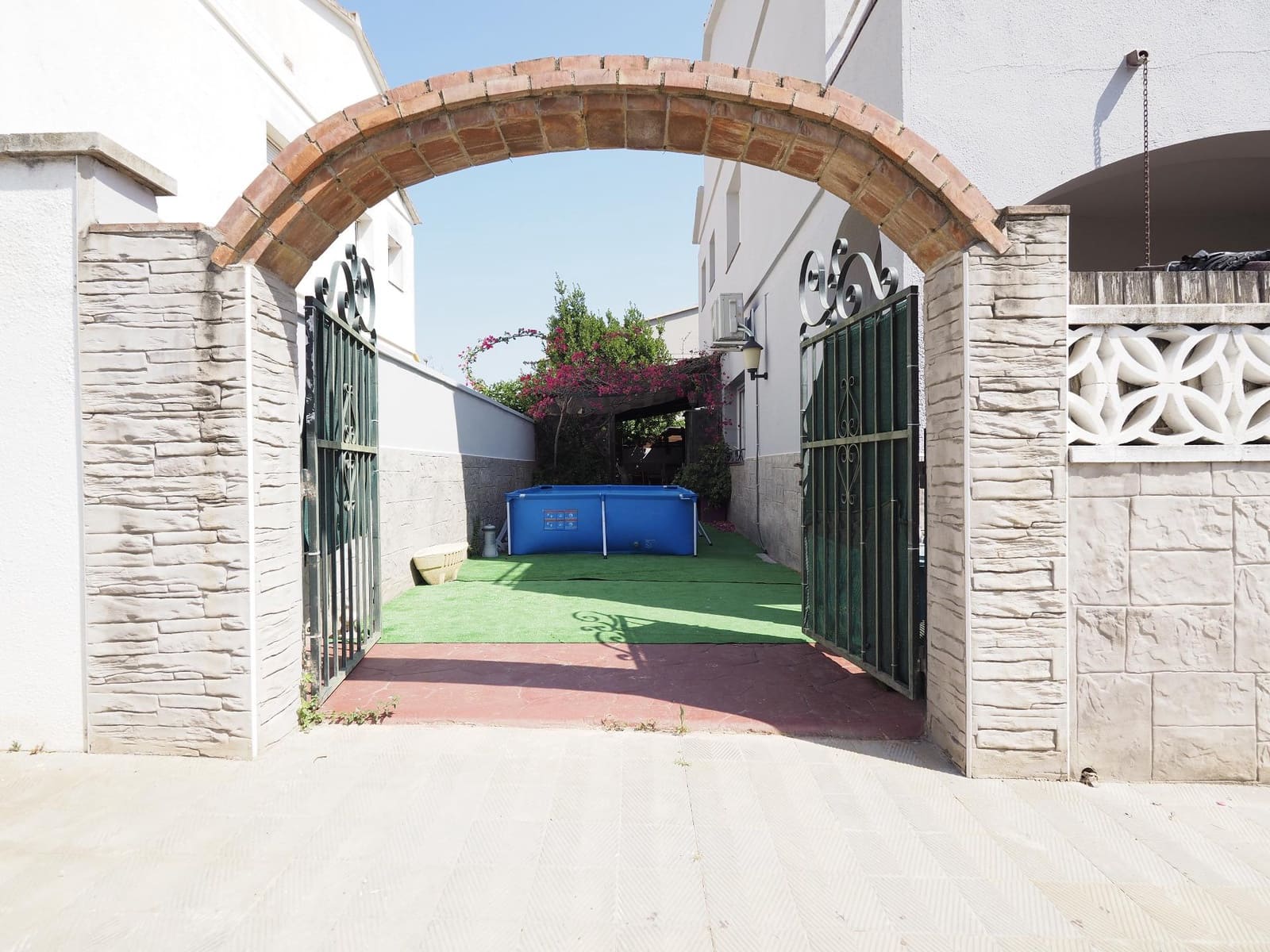 5 soveværelse Rækkehus til salg i Vilafant med garage - € 345.000 (Ref: 9102997)