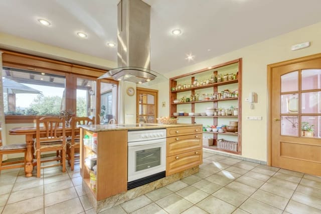 7 sovrum Villa till salu i Sils med pool garage - 590 000 € (Ref: 9666722)