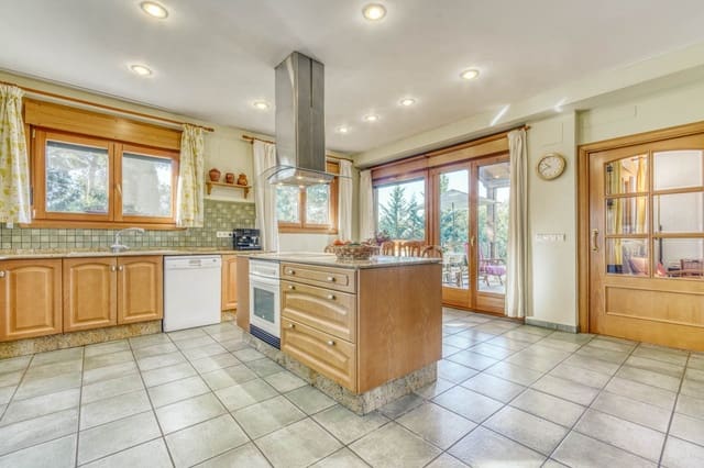 7 sovrum Villa till salu i Sils med pool garage - 590 000 € (Ref: 9666722)